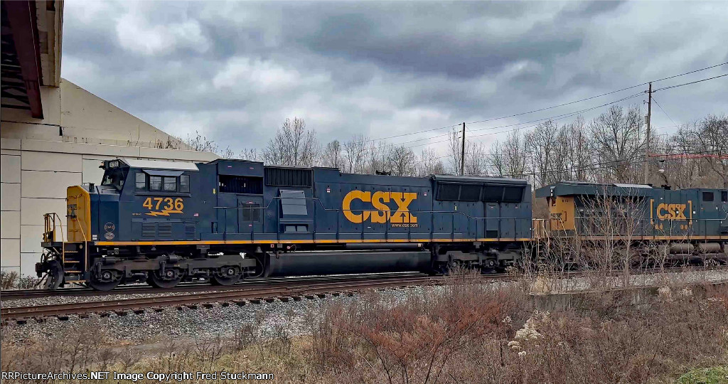 CSX 4736 leads M225.